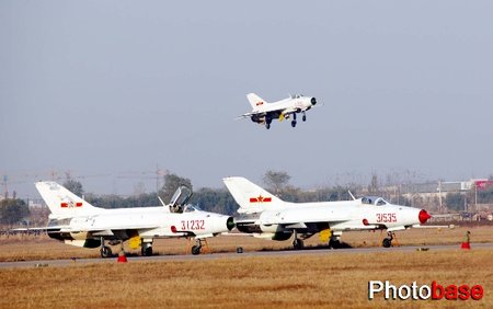 济南空军新年训练加强远海作战演练组图