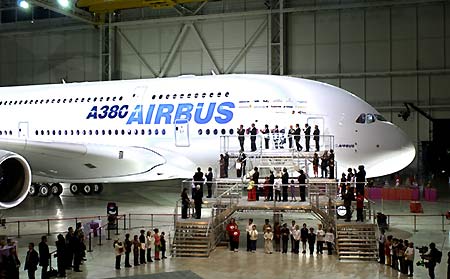 世界上最大的客机空中客车a380面世(组图)