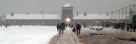 图文：60周年纪念仪式即将举行集中营下起大雪