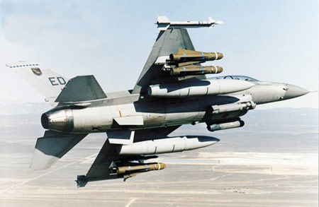 台空军F-16配备LANTRIN吊舱提升夜战能力(图)