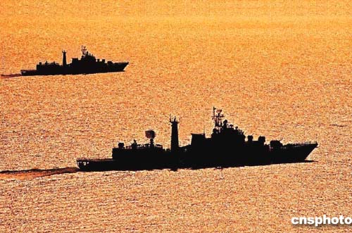 图文：军港挂彩旗过佳节巡逻海面保家卫国