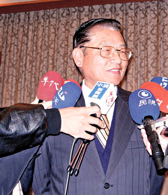 江丙坤表示节日包机和两岸直航均有助于台湾经济