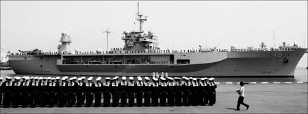 美国第七舰队蓝岭号指挥舰800官兵将在湛江观光