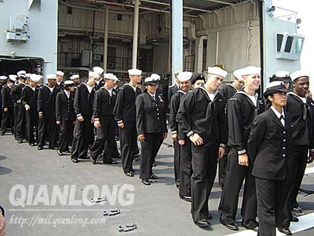 中美海军舰长的握手：深圳号与蓝岭号相遇(组图)