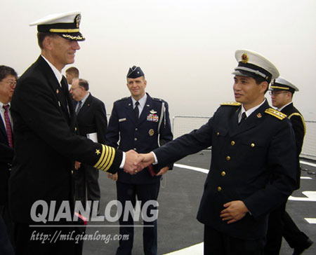 中美海军舰长的握手：深圳号与蓝岭号相遇(组图)