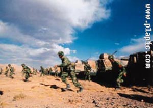 我军组建联合战术兵团沙漠腹地实兵演练(组图)