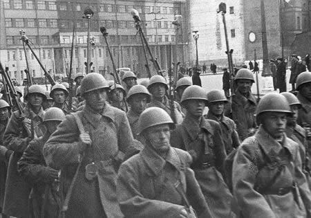组图：保卫莫斯科的苏联士兵红场前的坦克阵(1)