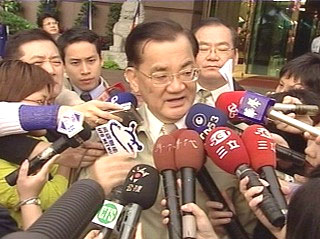 连战26日率团访问大陆随扈陆军少将配戴枪枝