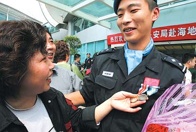 重庆27勇士海地维和凯旋归来(组图)