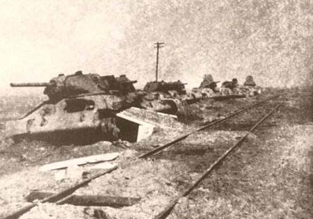 图文：铁路边被击毁的坦克