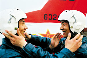 特写：中国空军第二对孪生兄弟飞行员(组图)
