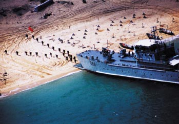 我东海舰队重点训练大型登陆艇抢滩登陆能力