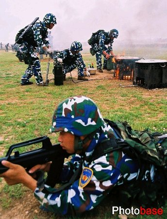 空军首次实兵实弹开展后勤保障演练(组图)