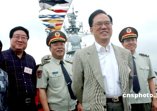 解放军驻港部队开放军营曾荫权期许履行香港防务
