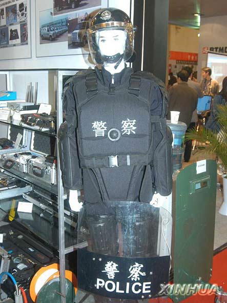 图文:国产警用单兵防暴装具