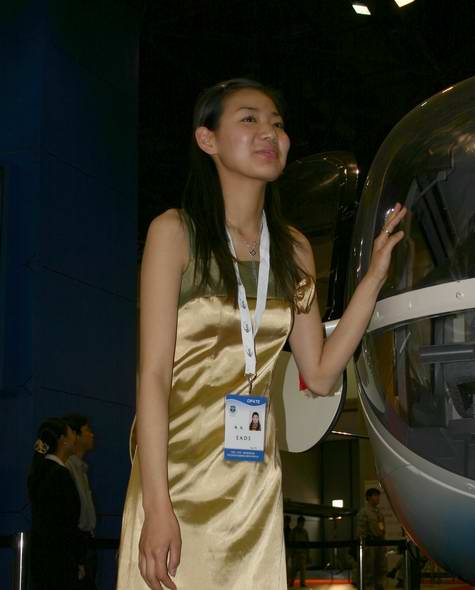 图文：欧洲EADS公司展台美女模特(1)