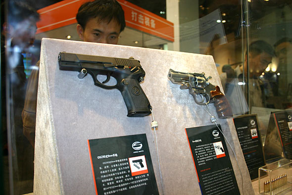图文：国产92式自卫手枪和9MM转轮手枪