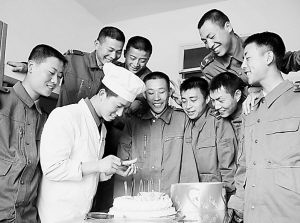 生日蛋糕，送给战士好心情(组图)