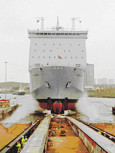 英国海军第4艘“海湾”级船坞登陆舰下水(附图)