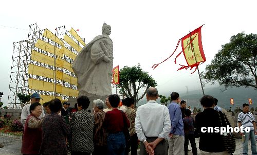 图文：海内外最大郑和石雕像屹立闽江口