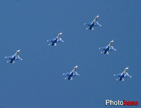 空军八一飞行表演队换装后首飞新课目(组图)(6)