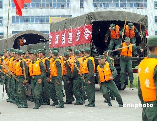 组图：湖北武警进行抗洪救灾和物资准备演练