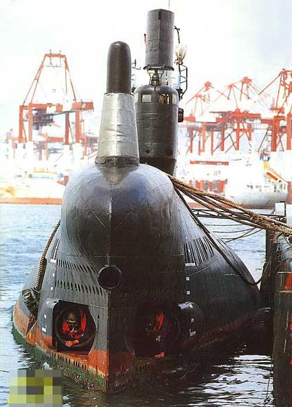 > 正文 点击此处查看全部军事图片    035型明级潜艇   舷号:358,359