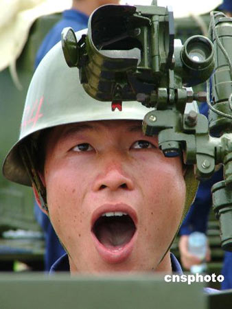 南海舰队高炮团进行实弹射击演练(组图)
