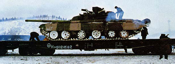 火车搭载的98式主战坦克点击此处查看全部军事图片长期以来,我国的