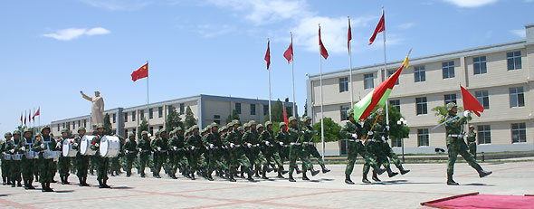 图文：步兵旅方阵分列式欢迎各国驻华武官(22)