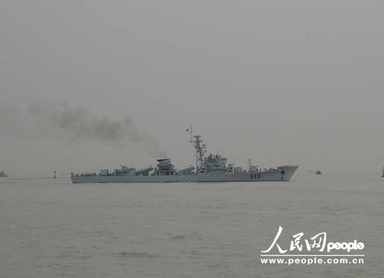 图文：512号护卫舰引领新舰编队进入吴淞口