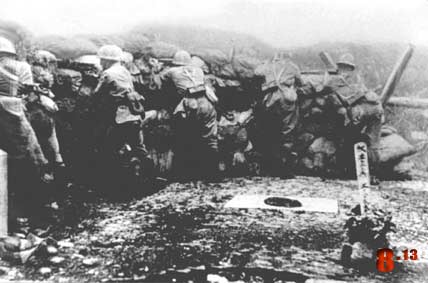 图文：日军阵地内所插战死者的灵牌