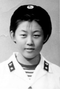 那个抱着和平鸽的小女孩(组图)