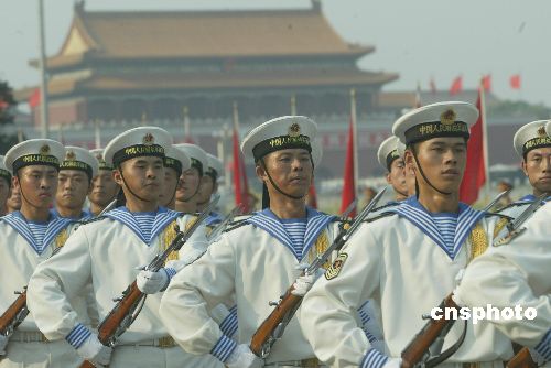 图文：解放军仪仗队顶烈日冒高温接受检阅
