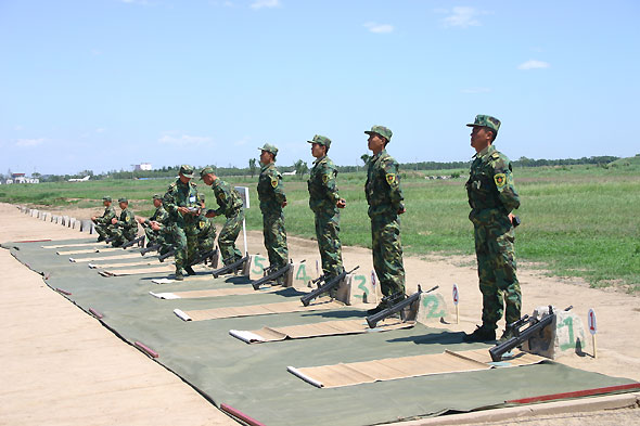 图文：发弹员向士兵发弹
