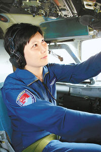中国空军女飞行大队长刘文力战胜癌症重返蓝天