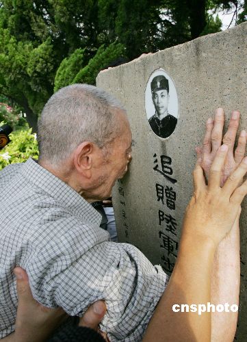 组图：凇沪会战老兵杨养正重返上海祭奠战友
