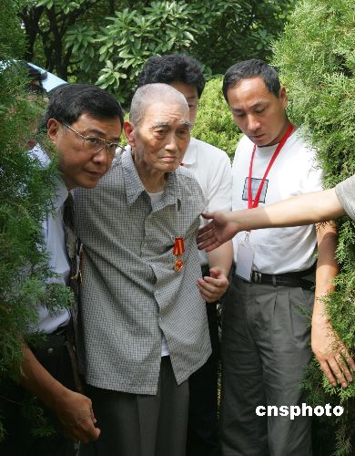 组图：凇沪会战老兵杨养正重返上海祭奠战友