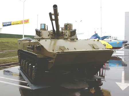 俄BMD-4新型空降战车可人车一起空投(组图)