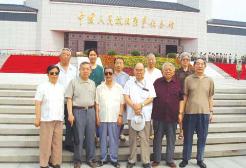 审计署组织抗战老同志参观抗战纪念馆(附图)