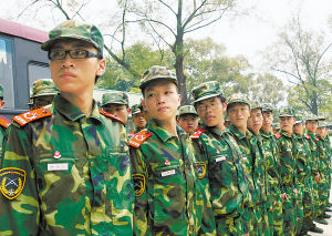 首届香港青少年军事夏令营在驻港部队开营(图)