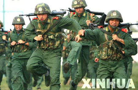 武警上海总队战士酷暑中进行反恐战术训练(图2)