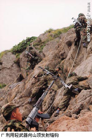 解放军连队在荒岛上进行实地攀岩训练(组图)