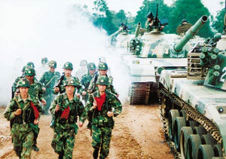 图文：广州军区T96坦克野外生疏地域训练