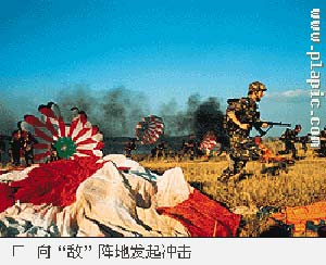 解放军空降兵特种大队模拟实战练艺砺胆(组图2)