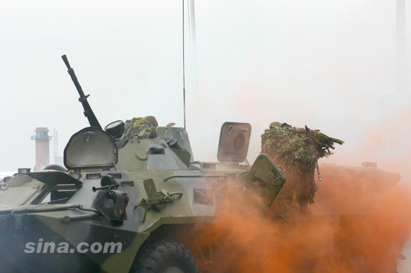 图文：俄陆战队士兵演练夺取BTR-80战车