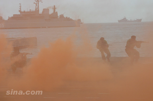 图文：俄陆战队士兵在烟雾掩护下演练班组进攻