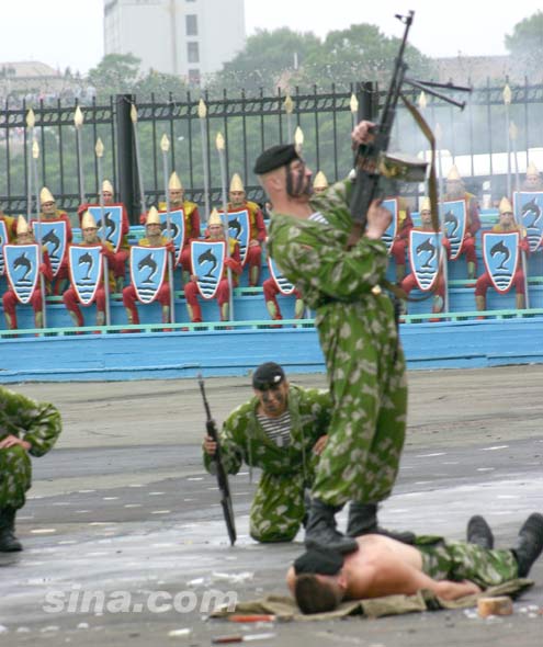 图文：一名士兵站在另一名士兵的身上对天射击