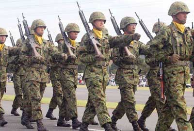 日本陆上自卫队正在换装新一代作战迷彩服(图)_新浪军事_新浪网