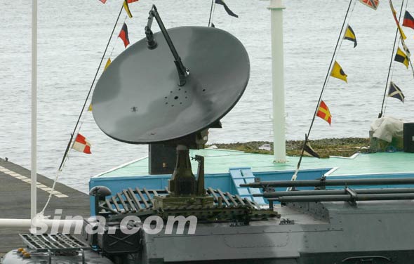 图文：俄军野战通信车信号接收雷达